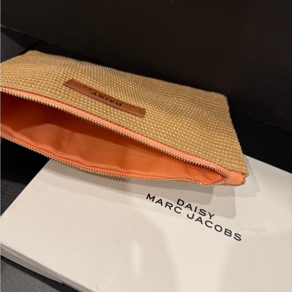 Marc Jacobs Daisy Makeup Cosmetic Bag for Women - Picture 4 of 6